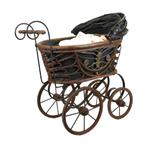 Antieke poppenwagen met pop
