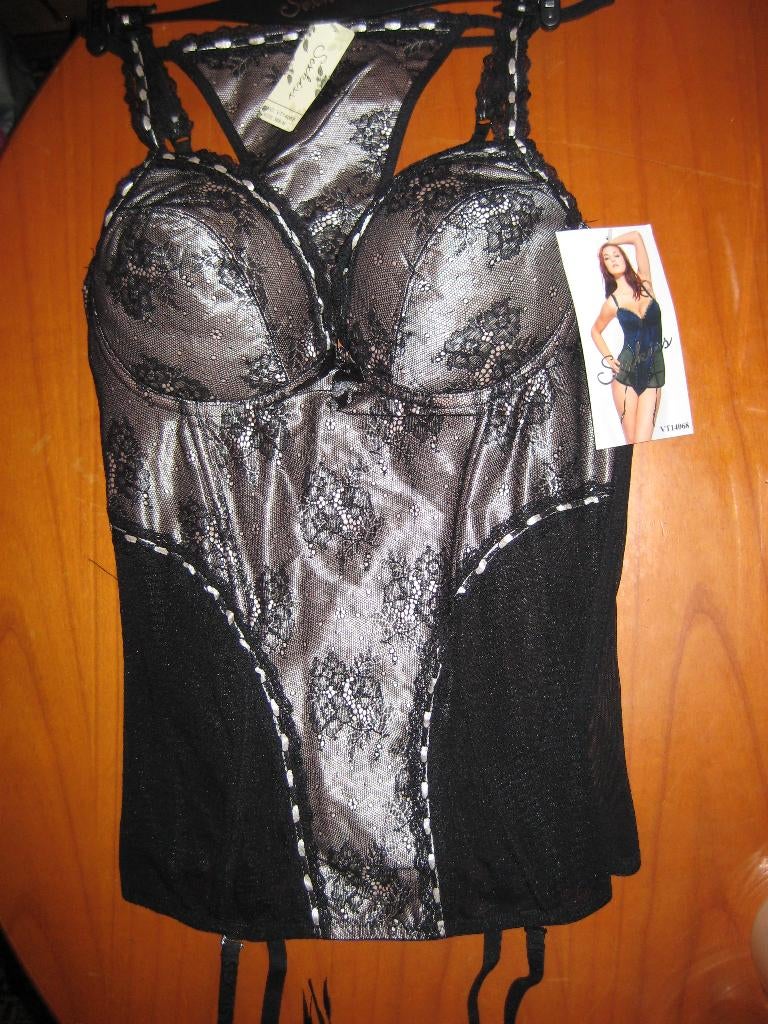 Zwart/zilver BH-hemdje met jarretels en string, 38B/L, nieuw, Ophalen of Verzenden, Overige kleuren, Setje