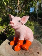 Varken laarsjes zittend, kinder, babykamer Oranje 25cm, Ophalen of Verzenden, Nieuw, Kunststof, Dierenbeeld