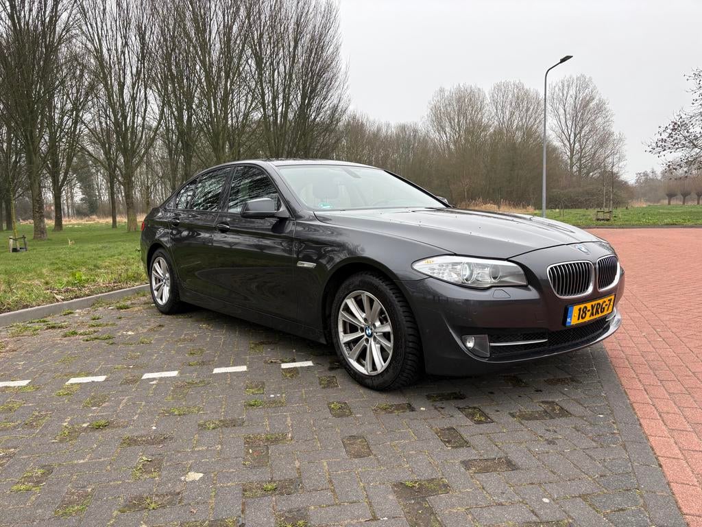 BMW 5-Serie 3.0 530I AUT 2012 Grijs, Auto's, Euro 5, Achterwielaandrijving, Zwart, 2000 kg