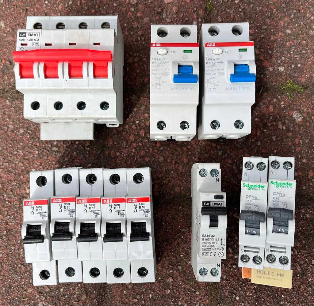 Partij elektrische componenten: ABB, Schneider, EMAT, Doe-het-zelf en Verbouw, Elektra en Kabels, Ophalen, Zo goed als nieuw, Overige typen