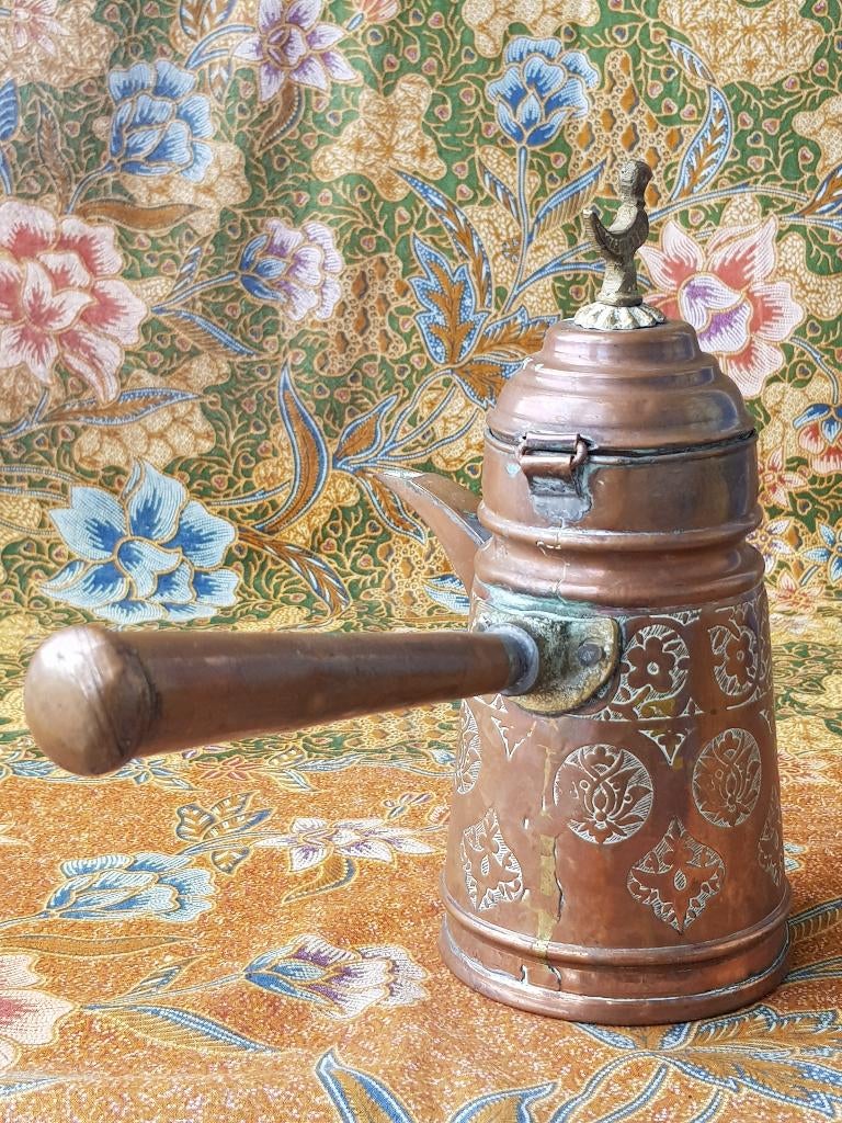 Mooie antieke Arabische koffiepot van bewerkt koper 19,5 cm., Ophalen of Verzenden, Koper