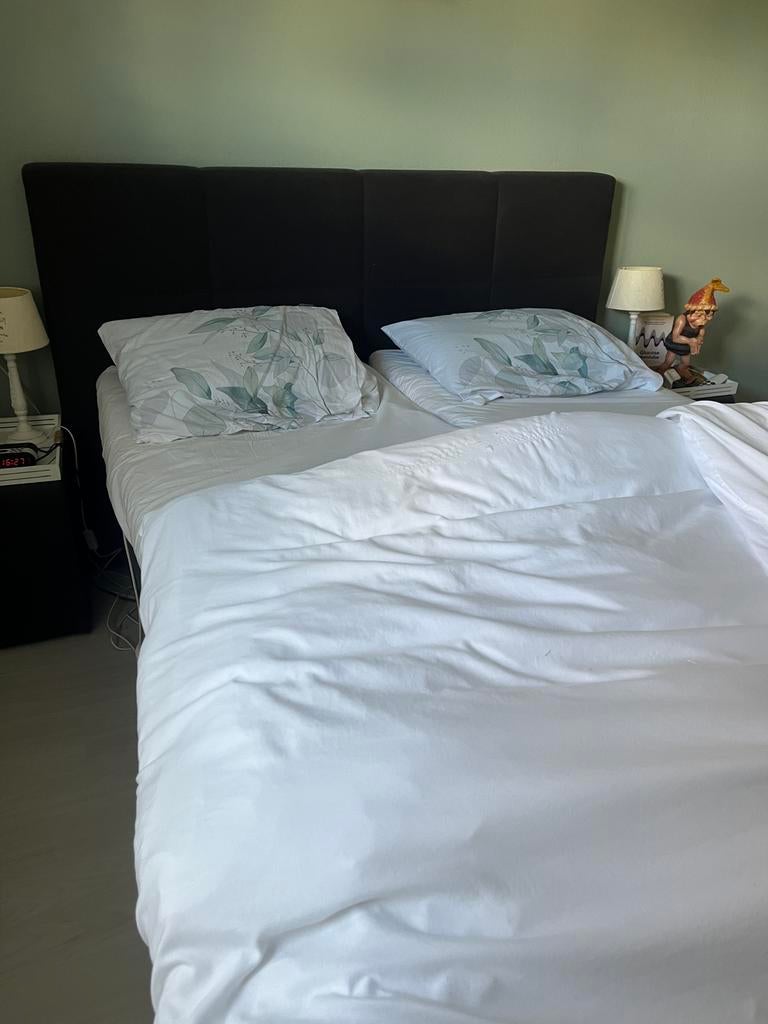 Karlsson boxspring antraciet incl 2 hockers, Ophalen, Gebruikt, Tweepersoons, 180 cm