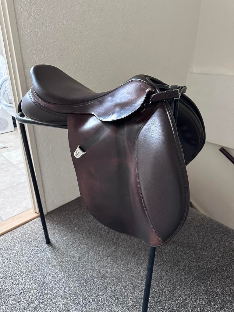 Bates Elevation springzadel, Dieren en Toebehoren, Paarden en Pony's | Zadels, Zo goed als nieuw, Springen, Ophalen of Verzenden