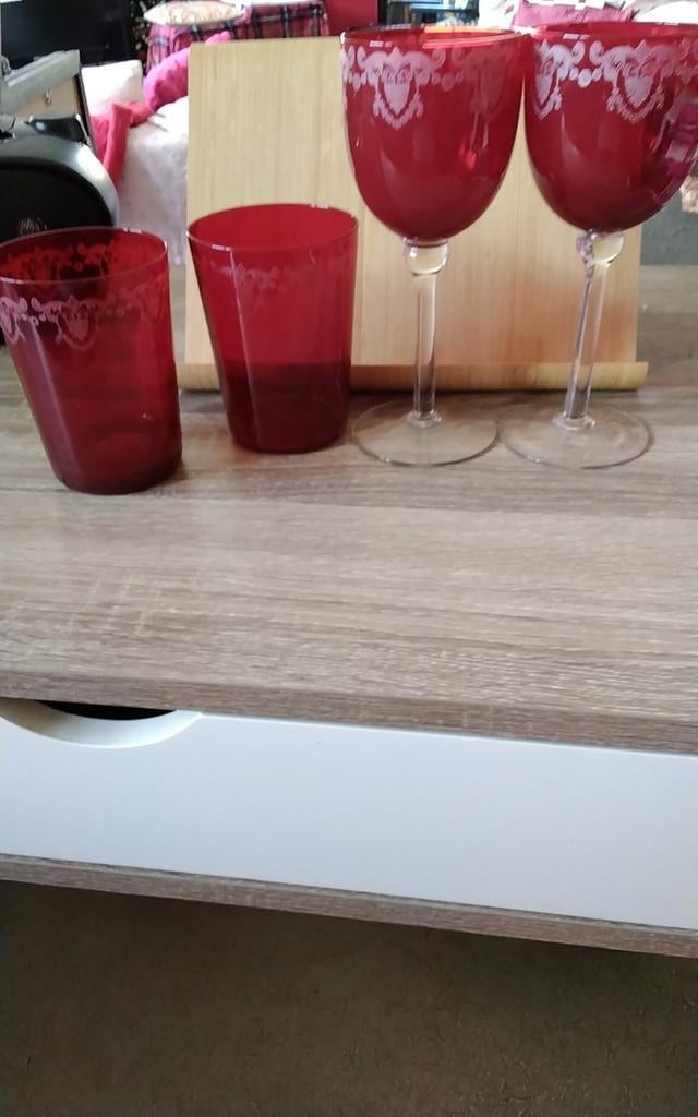 4 Ruby Red Boheems glaswerk, 2 wijnglazen en 2 waterglazen, Ophalen of Verzenden, Zo goed als nieuw, Overige typen