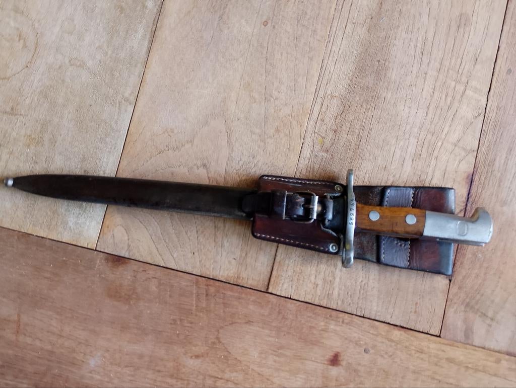 Zwitserse bajonet met lederen schede, Verzamelen, Militaria | Algemeen, Ophalen of Verzenden, Landmacht, Overige gebieden, Mes of Dolk