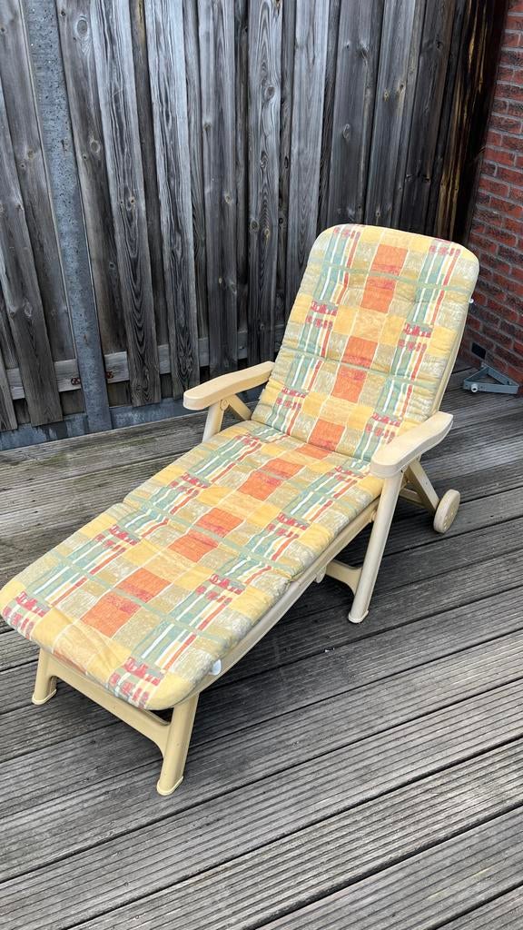 GRATIS- Opvouwbare ligstoel met kussen, Tuin en Terras, Tuinstoelen, Ophalen, Gebruikt, Kunststof, Inklapbaar