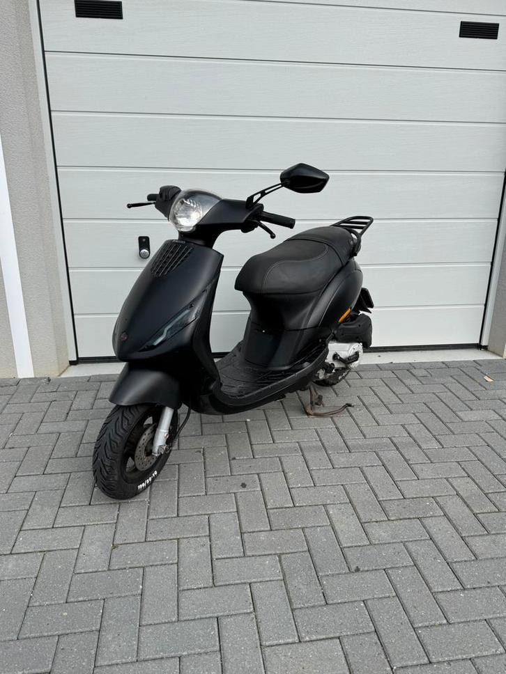 Piaggio zip 50cc 4t (vandaag nog ophalen), Fietsen en Brommers, Scooters | Piaggio, Zo goed als nieuw, Zip, Benzine, Ophalen of Verzenden
