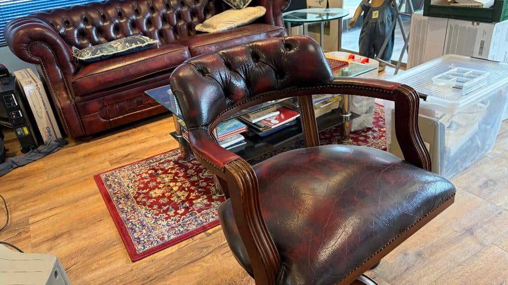 chesterfield stoel rood, Huis en Inrichting, Fauteuils, Ophalen, Gebruikt, 50 tot 75 cm, Leer