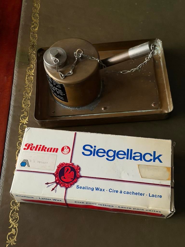 Antiek koperen PTT lakzegelbrander + doos lakstaven pelikan, Verzenden
