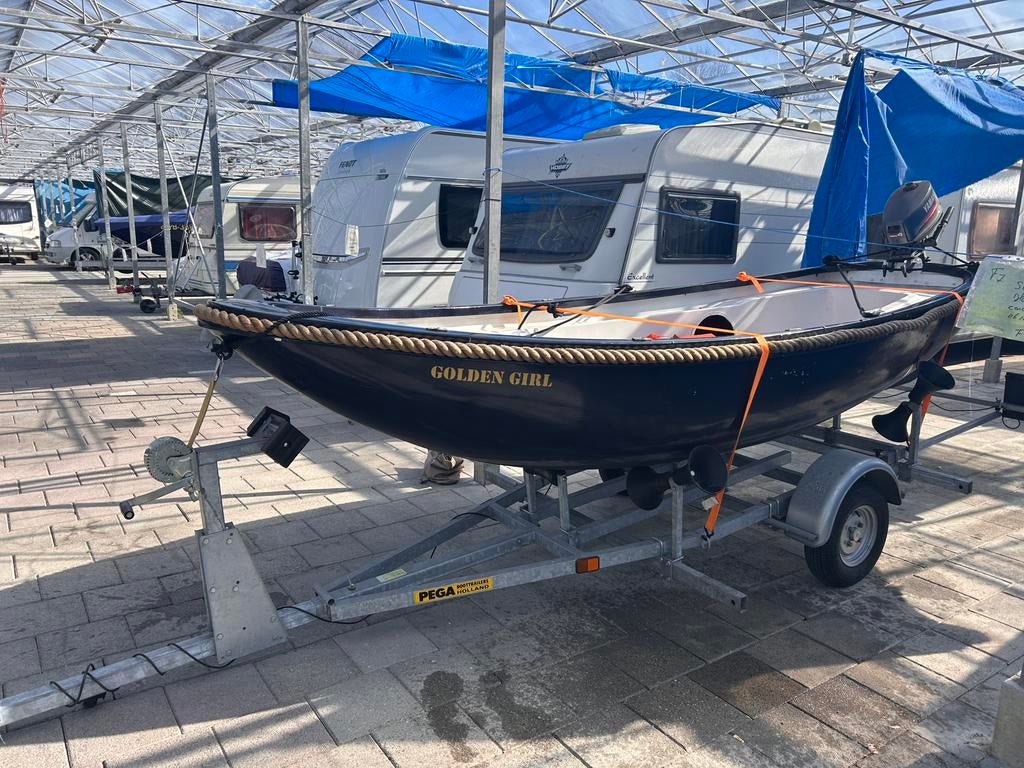 Te koop klein sloepje met 4 pk bb en pega boottrailer, Ophalen, Gebruikt, Tot 10 pk, 3 tot 6 meter