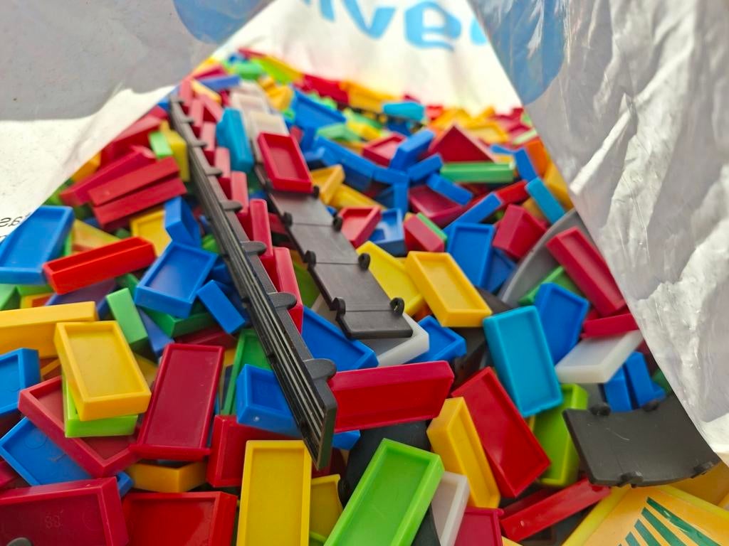 Tasje vol dominostenen met bruggetje, Ophalen