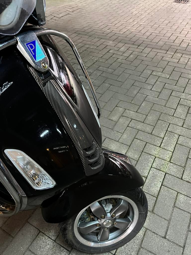 Vespa Primavera blauw kenteken, Fietsen en Brommers, Scooters | Vespa, Ophalen, Overige modellen, Zo goed als nieuw, Benzine