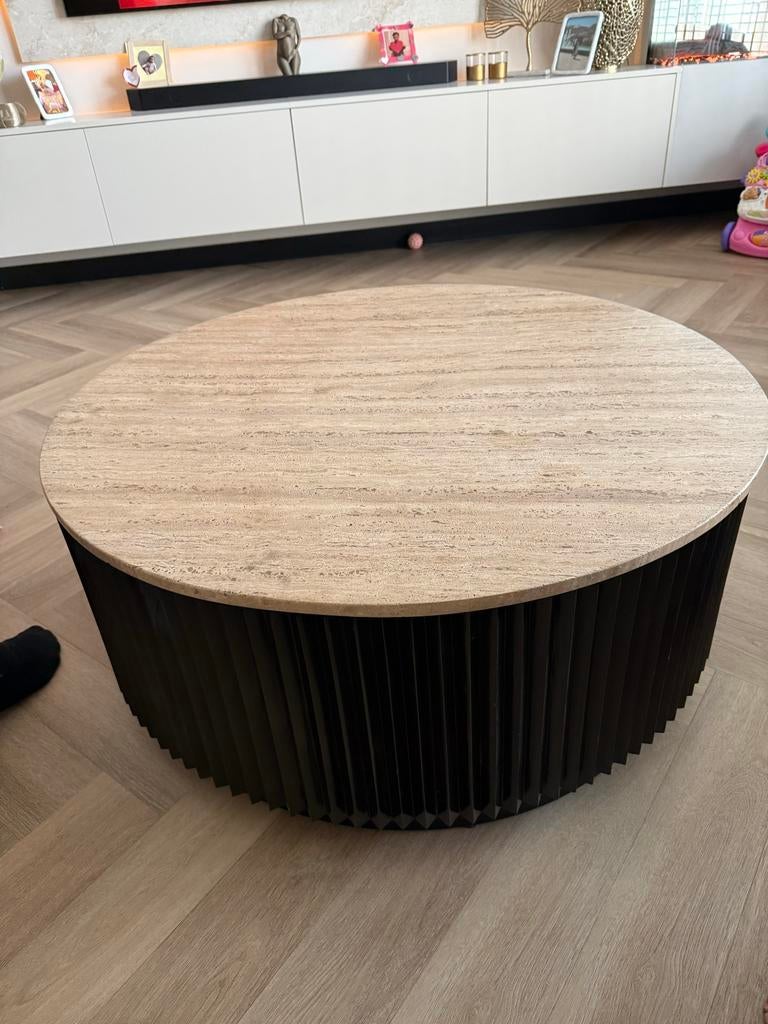 Richmond Interiors Salontafel Hampton Travertin 90cm, Huis en Inrichting, Tafels | Salontafels, Overige materialen, Rond, Zo goed als nieuw