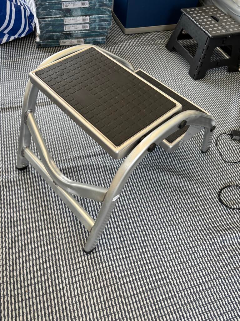Stevig aluminium opstapje voor caravan/camper - 2 treden, Ophalen, Zo goed als nieuw
