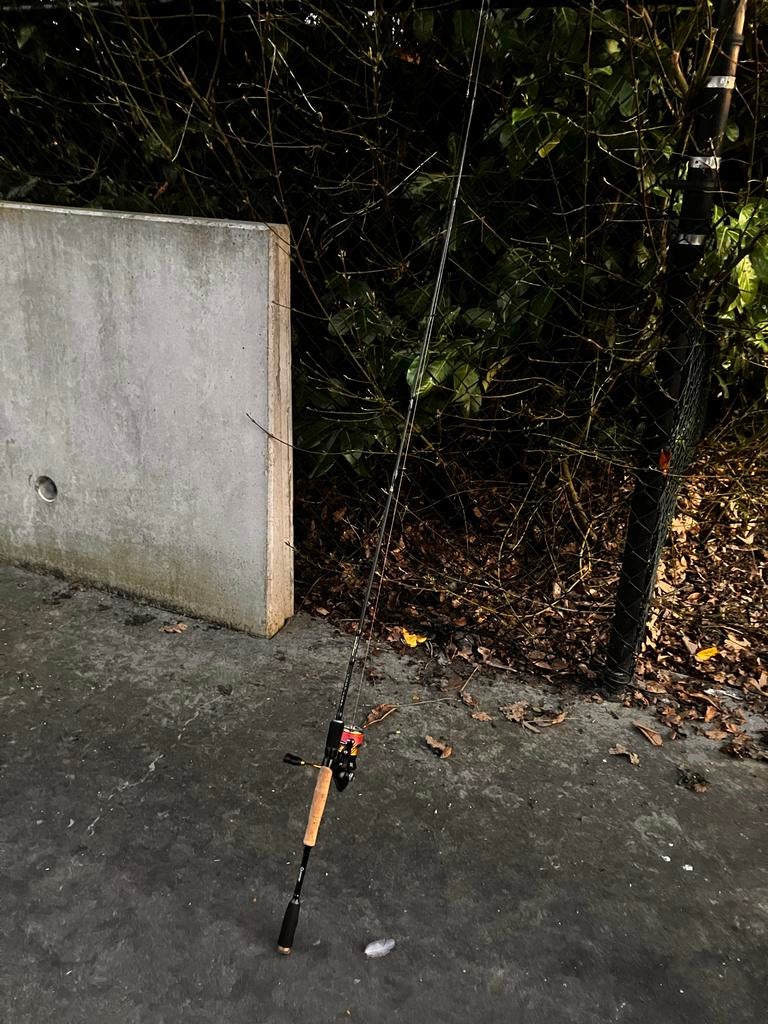 Quantum Hyper Cast Light Lure met Daiwa crossfire 2500 Molen, Watersport en Boten, Ophalen, Zo goed als nieuw, Complete hengel