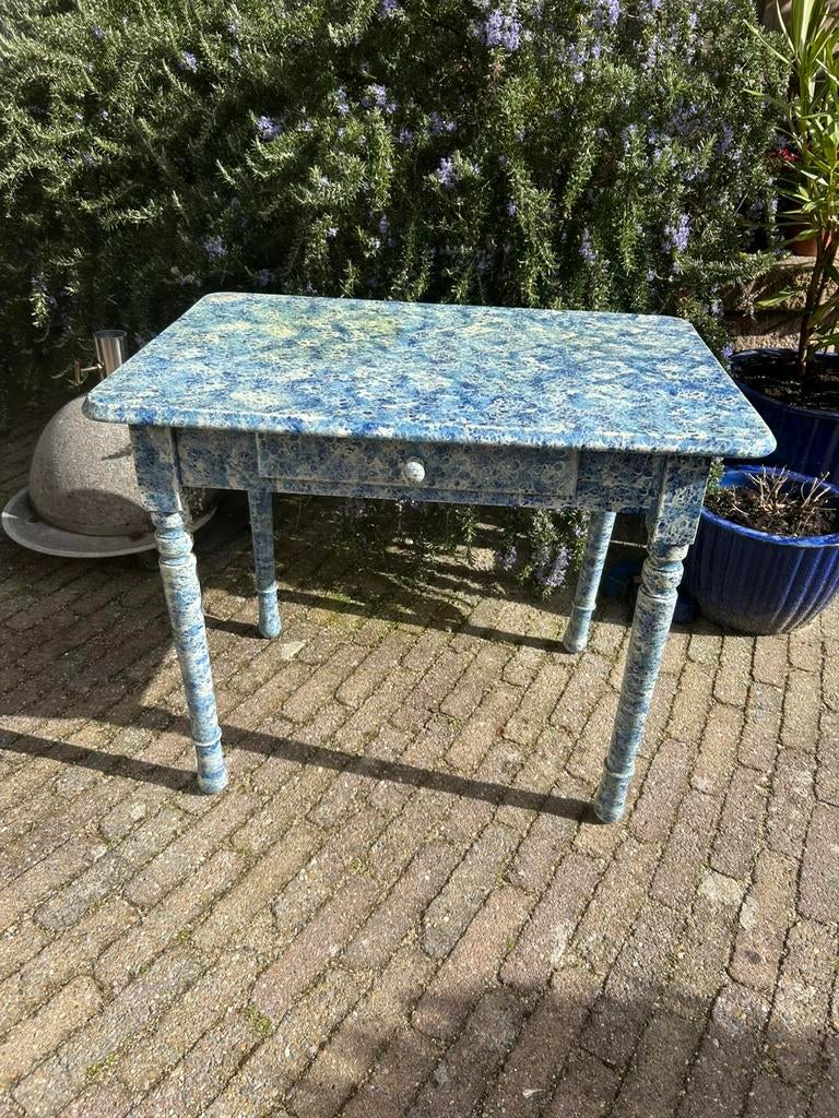Oud kindertafeltje met gedraaide pootjes en laatje, Ophalen