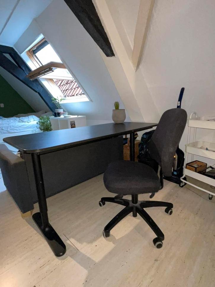 MOET WEG! Zwart Bureau ikea BEKANT + stoel + beschermmat., Huis en Inrichting, Bureaus, Zo goed als nieuw, Bureau, Ophalen