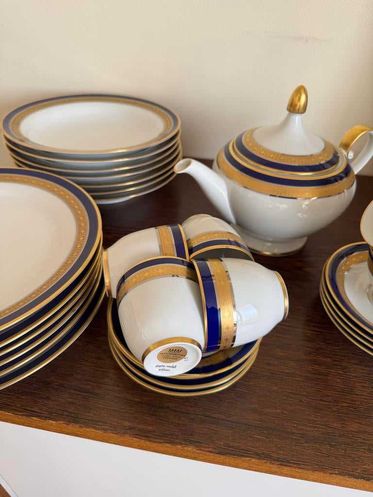 Klassiek Servies met Goudkleurige Rand - Compleet, Antiek en Kunst, Antiek | Servies compleet, Ophalen of Verzenden