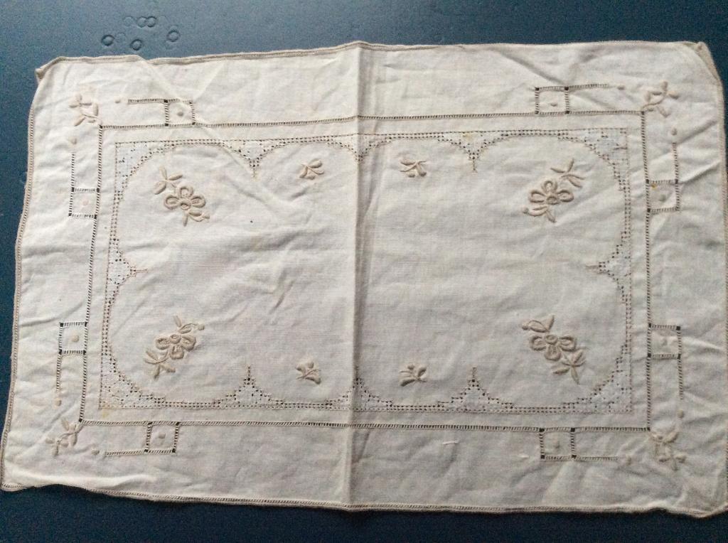 placemat /kleedje handgeborduurd crème-witte placemat, Ophalen of Verzenden