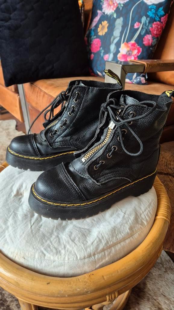 Dr Martens sinclair zacht leren Platformlaarzen
Mt 39, Kleding | Dames, Schoenen, Zo goed als nieuw, Lage of Enkellaarzen, Zwart
