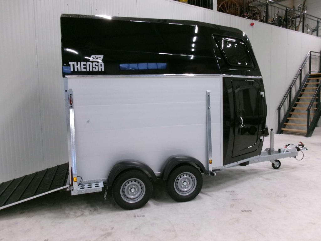 Nieuwe Atec 1,5 Paards trailer. Thensa 1600. Incl zadelkamer, Ophalen, Info@voskamphall.nl, Voskamp Hall, 1½-paards trailer