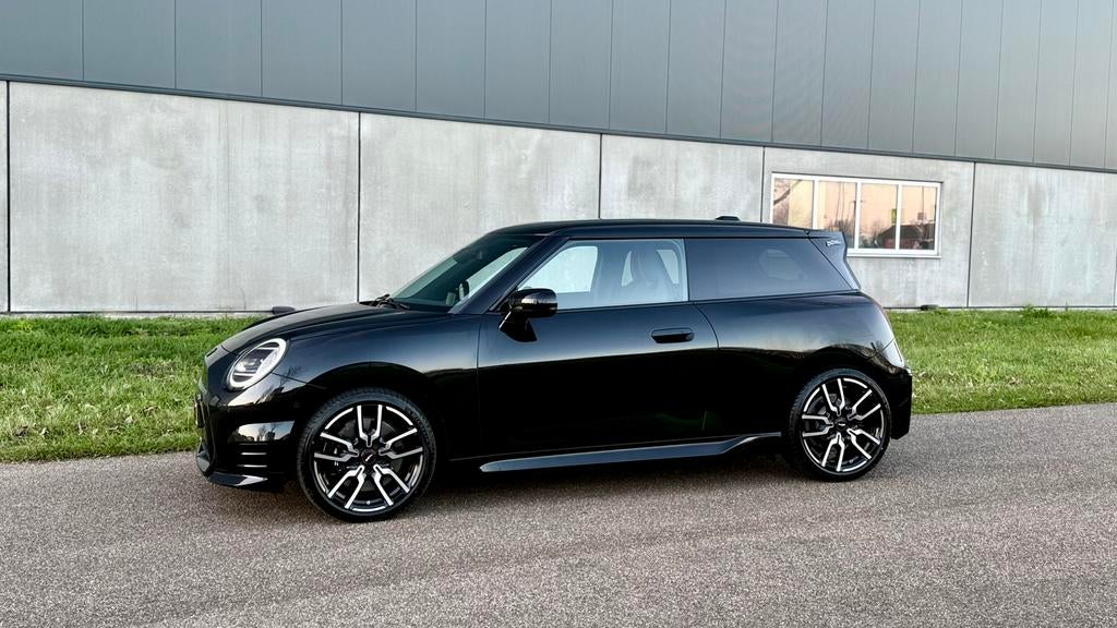 Mini Cooper 40,7 kWh | 180pk | JCW Pakket | FabrieksGarantie, Auto's, Mini, 74 pk, Zwart, 4 stoelen, Zwart