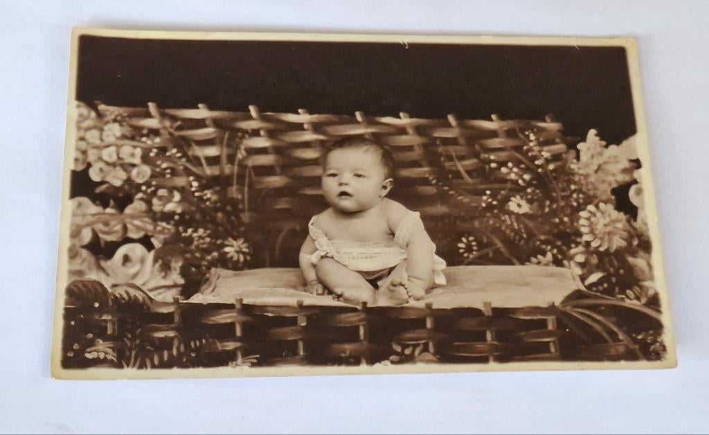Fotokaart- studioportret- baby- kind- bloemen- Frankrijk, Ophalen of Verzenden, Voor 1940, Kind, Foto