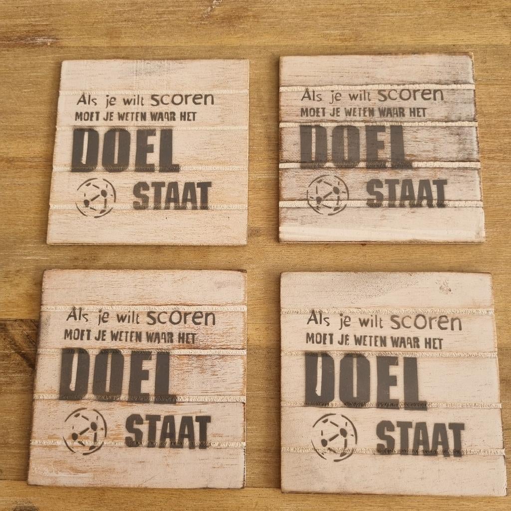 Houten onderzetters 10x10 cm met voetbal spreuk, Ophalen of Verzenden, Nieuw, Glas of Kopje