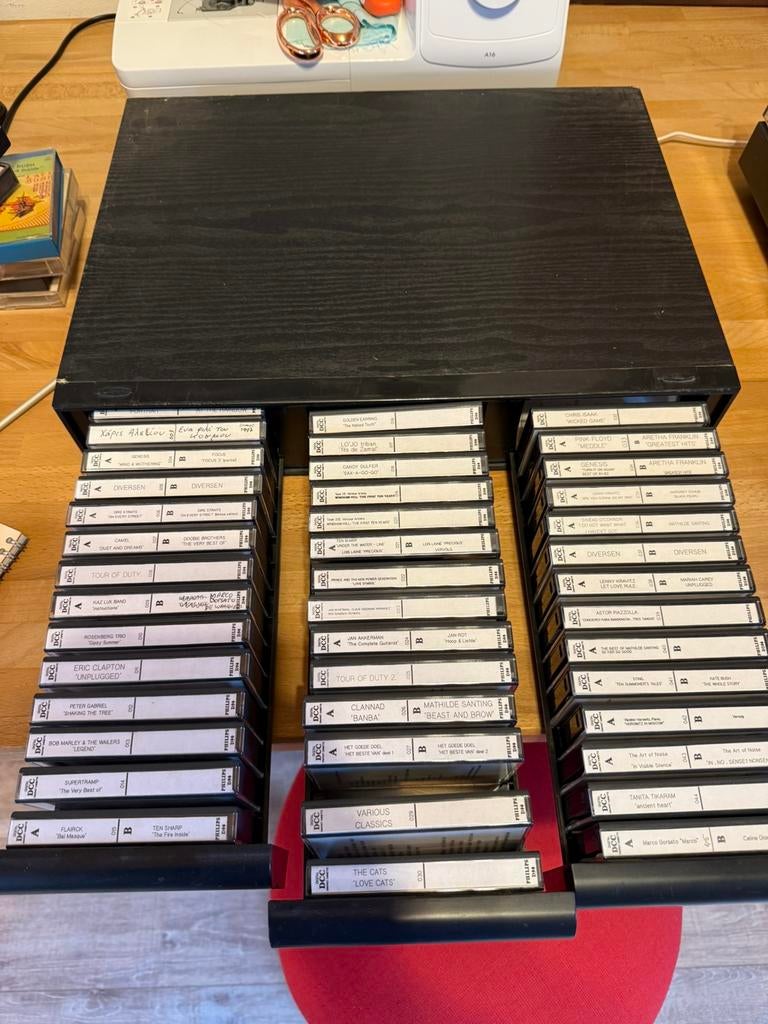 Doos met dcc bandjes., Ophalen, Zo goed als nieuw, Overige genres, 2 t/m 25 bandjes