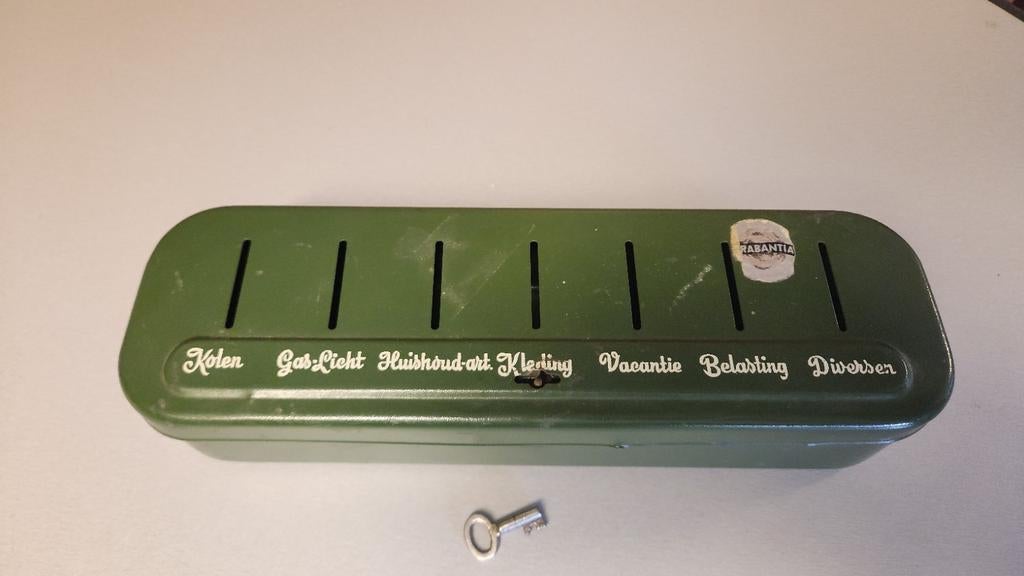 Vintage Geldkistje met Vakjes en Sleutel - Groen Metaal, Ophalen of Verzenden, Gebruikt, Metaal of Blik, Overige thema's