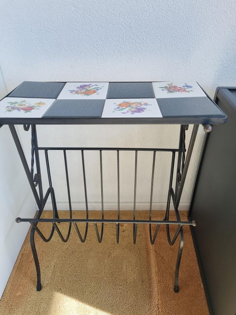 Vintage bijzettafeltje jaren 50 met krantenrek, Ophalen