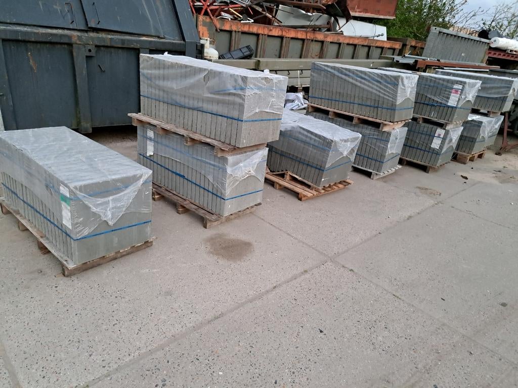 Tegel grijs.     50x50x5 cm.       60 vierkanten meter, Ophalen of Verzenden, Beton, Terrastegels