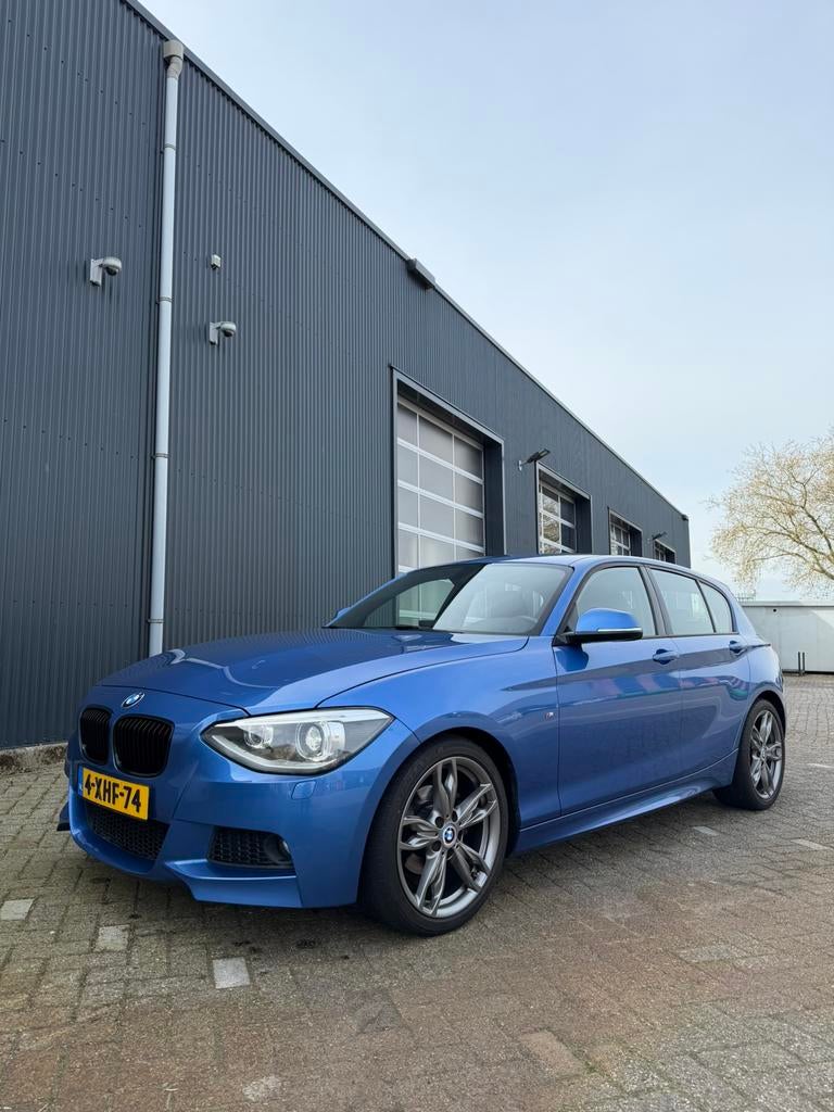 BMW 1-Serie 116i 2014 5DR Estoril Blue, 1-Serie, Zwart, 4 cilinders, Alcantara