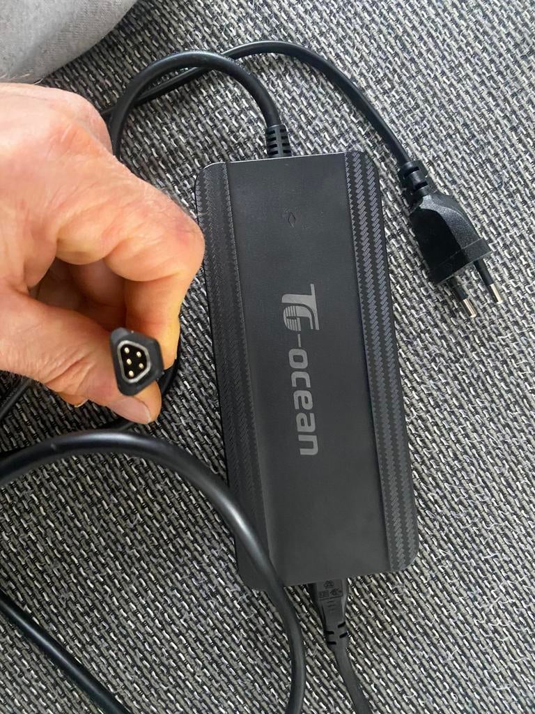 Li-ion Batterijlader LBC0201 - 42V 2.0A, Fietsen en Brommers, Ophalen, Nieuw