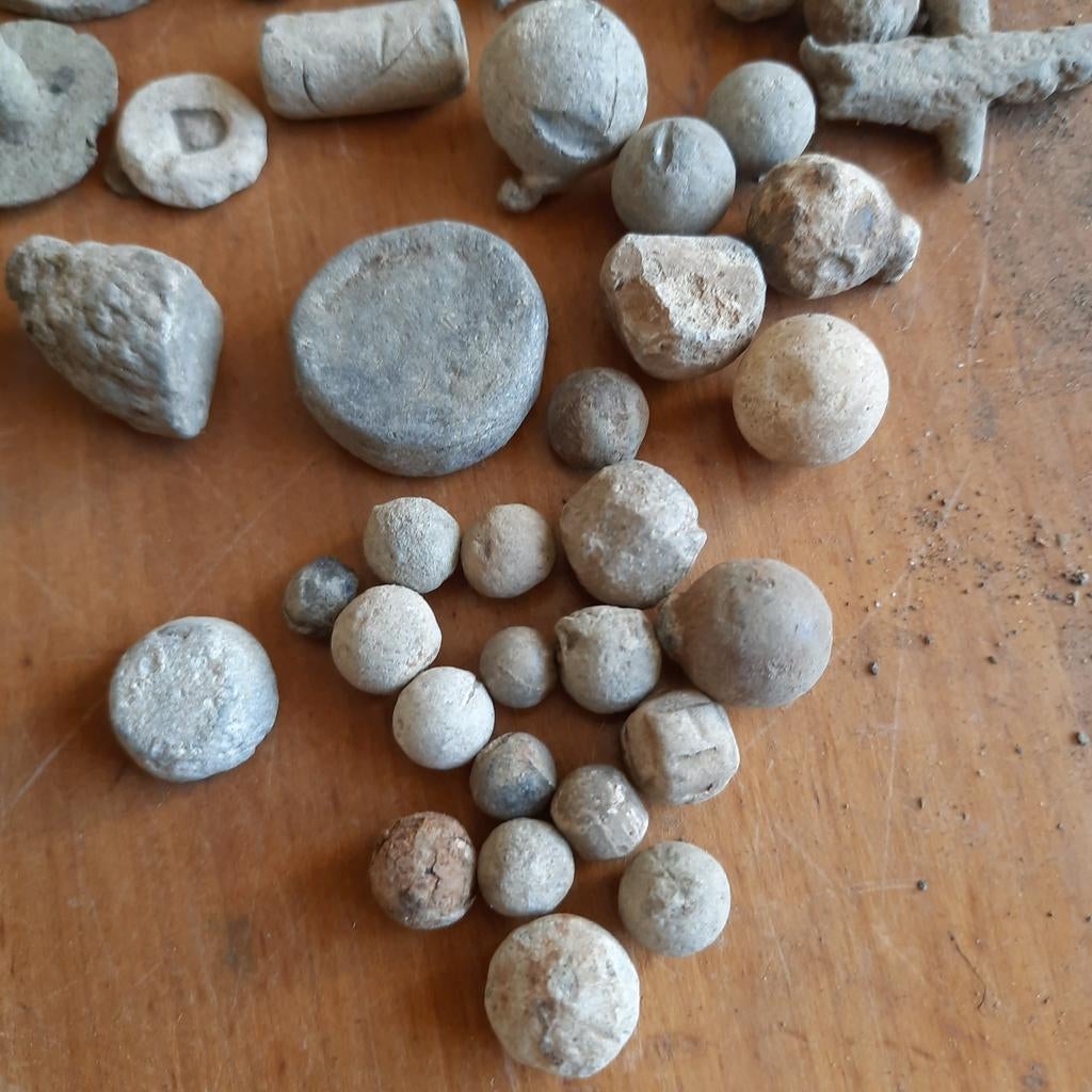 Bodemvondst Friesland: Partij Gewichten en Musketkogels LOOD, Verzenden