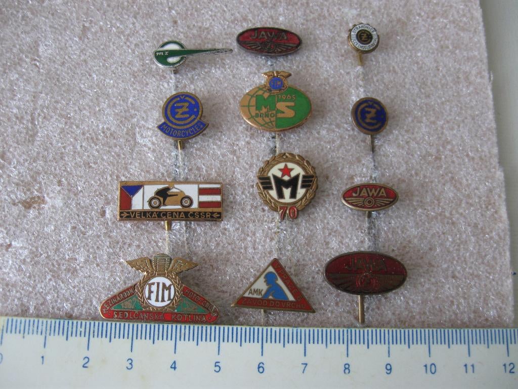 12 Oude Emaille  MOTOREN spelden.o.a.MZ-JAWA-CZ, Motoren, Onderdelen | Oldtimers, Verzenden