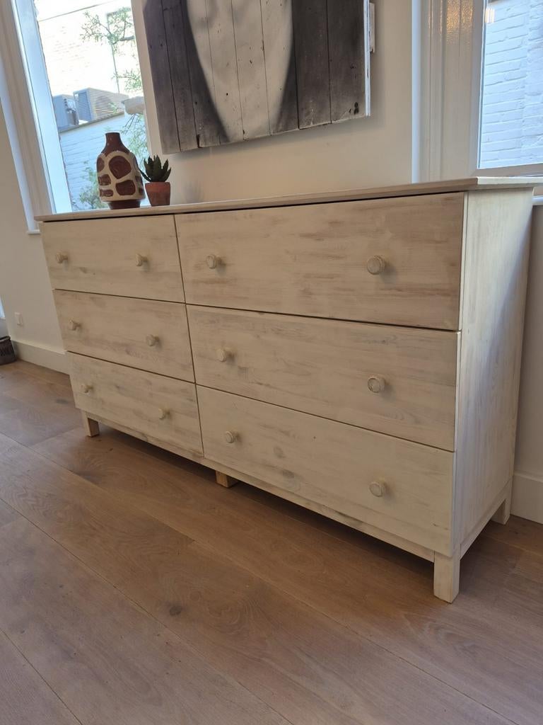 Massief grenen ladenkast met whitewash afwerking, Huis en Inrichting, Kasten | Ladekasten, Ophalen, Gebruikt, 100 tot 150 cm, 5 laden of meer