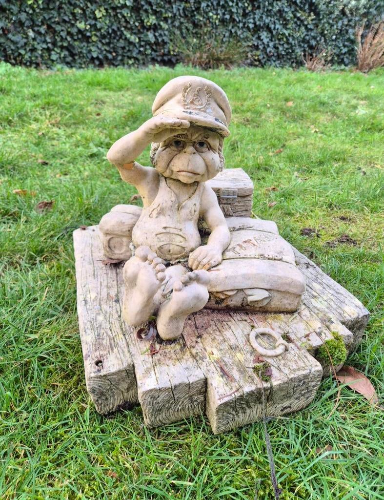 Efteling Laaf tuinbeeld 'Titanic' op koffers, Ophalen, Gebruikt, Beeldje of Poppetje