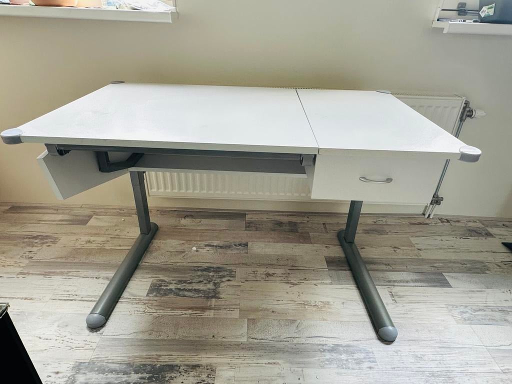 Mooie Bureautafel - Verstelbare hoogte en oppervlak, Huis en Inrichting, Bureaus, Ophalen, Zo goed als nieuw