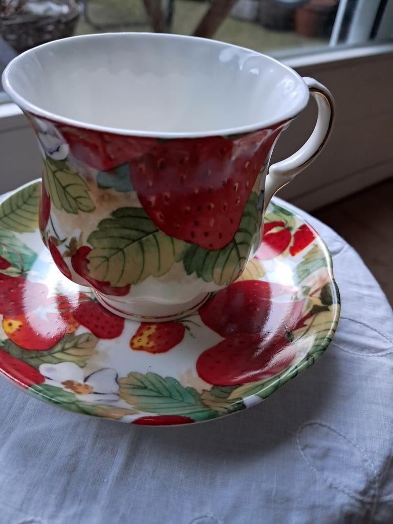 Engelse kop en schotel aardbei, Verzamelen, Porselein, Kristal en Bestek, Ophalen of Verzenden, Zo goed als nieuw, Porselein, Kop en/of schotel