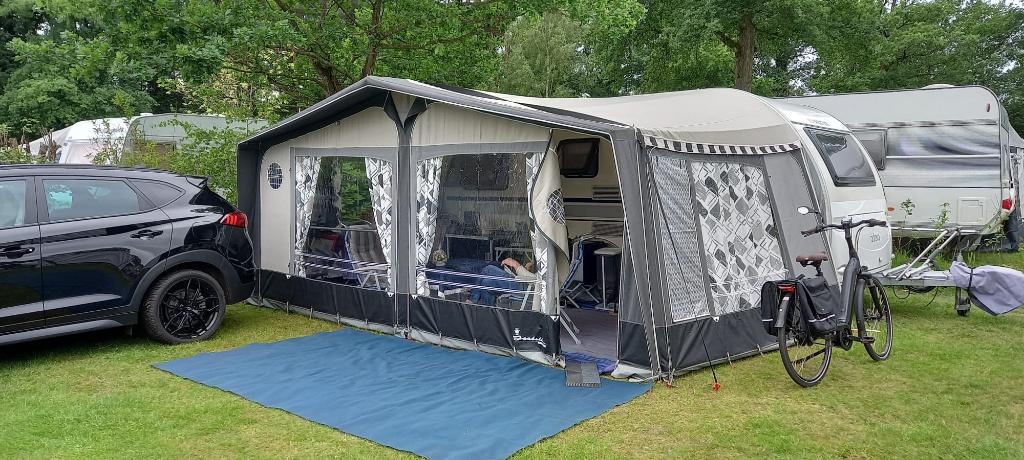 Adria Adora 492 (2012) + Isabella voortent, 2 aparte bedden, Rondzit, Particulier, Adria