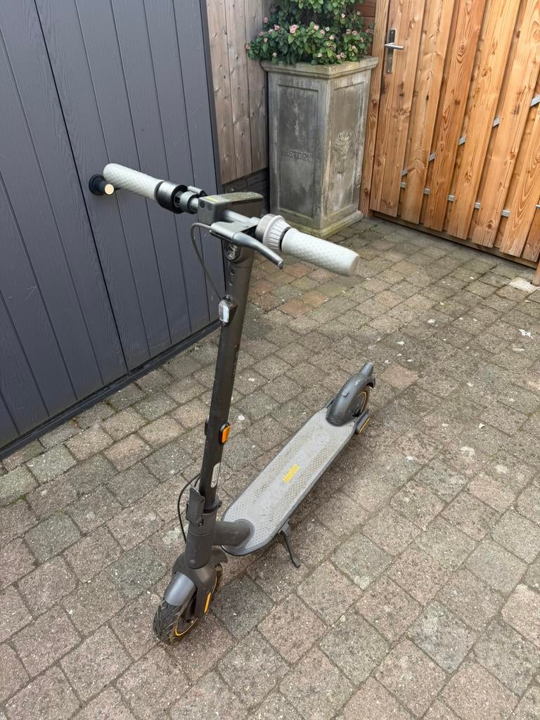 Elektrische step ninebot met kenteken en verzekering, Fietsen en Brommers, Steps, Ophalen of Verzenden, Zo goed als nieuw, Elektrische step (E-scooter)