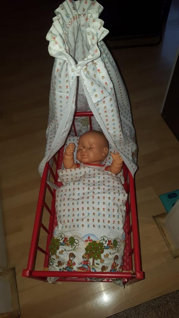 Rood poppenbedje met pop en beddengoed, Ophalen of Verzenden, Babypop
