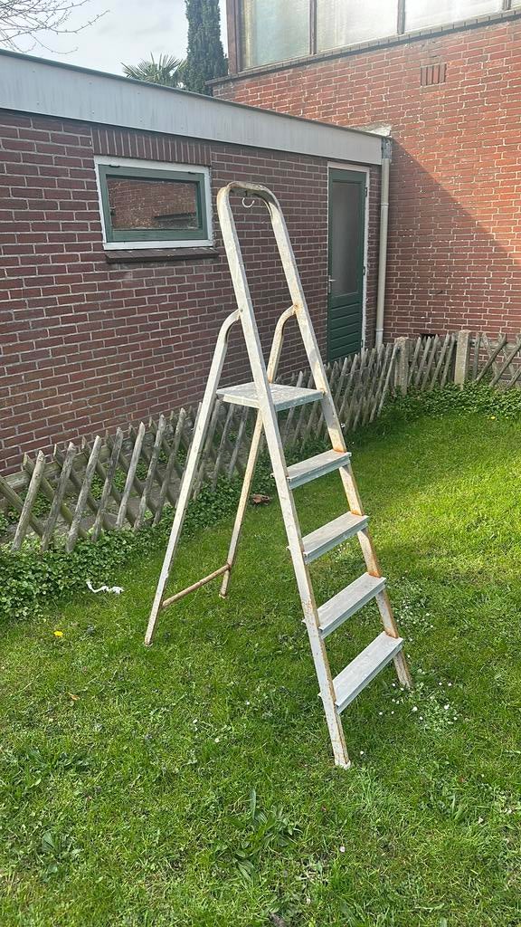 Stalen trap huishoudtrap 5 aluminium treden, Doe-het-zelf en Verbouw, Ladders en Trappen, Ophalen, Gebruikt, Trap, Opvouwbaar of Inschuifbaar