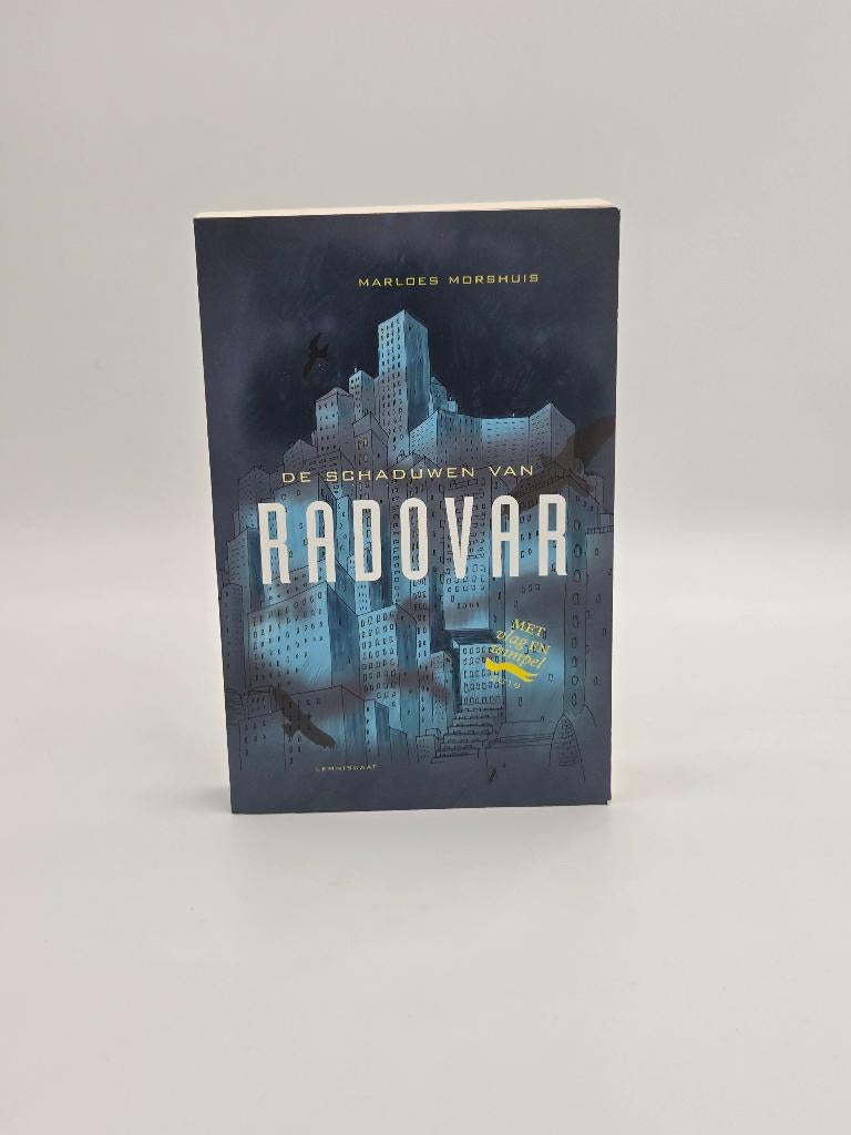 De schaduwen van Radovar – Marloes Morshuis (boek), Ophalen of Verzenden, Zo goed als nieuw, Fictie algemeen