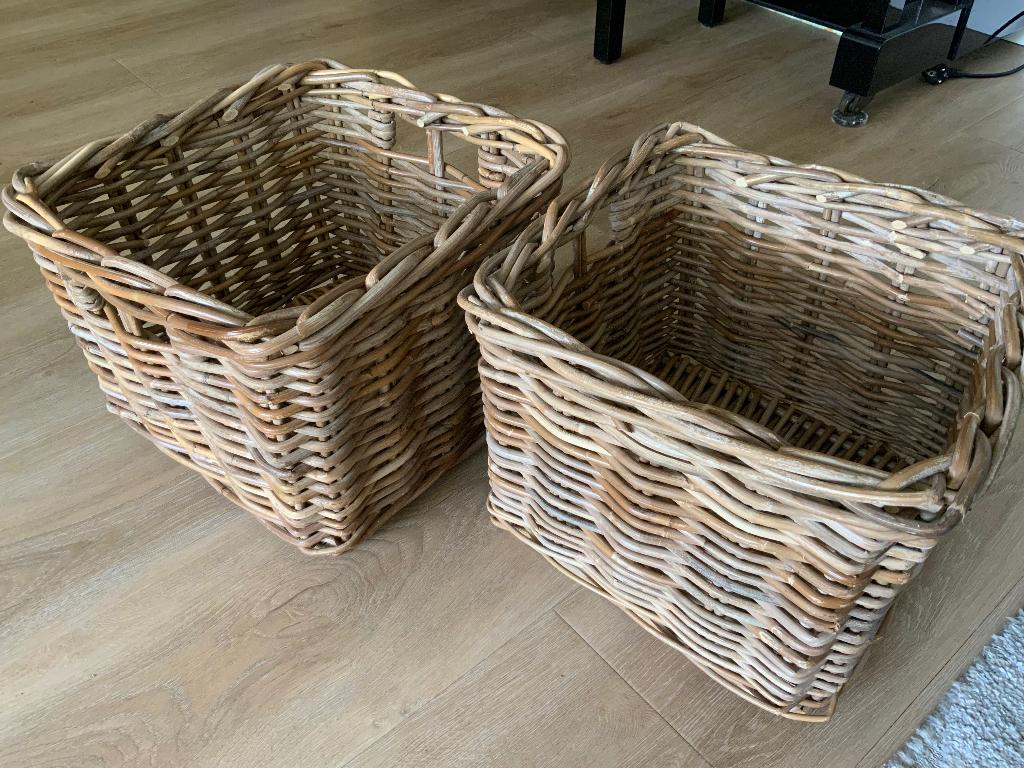 4 prachtige rieten manden, Ophalen, Mand, Vierkant, Zo goed als nieuw