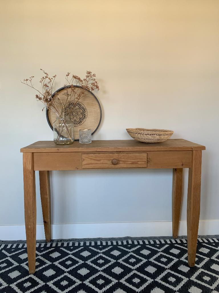 Antiek grenen sidetable bureautje, haltafel, met laatje, 100 tot 150 cm, Verzenden, Zo goed als nieuw, 25 tot 50 cm