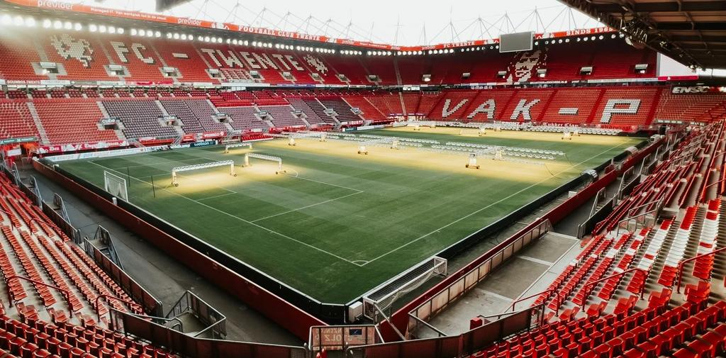 Gezocht - seizoenskaart op vak 135 Fc Twente, Tickets en Kaartjes, Sport | Voetbal, Seizoenskaart, Eén persoon, Augustus