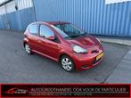 Toyota Aygo 1.0-12V Aspiration Red Arico Inruilauto’s tege, Voorwielaandrijving, 4 stoelen, Leder en Stof, 68 pk